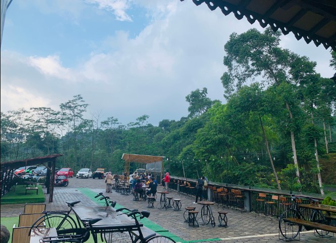 de.blado Seno Sumadri, 1. Bioskop Mie &amp; Kopi, 2. Wintosh Coffee, 3. Forest Kopi, 4. Jiwalova Kopi, 5. Terakota Coffee &amp; Donut, 6. Tombo Coffee, 7. COCONUT SEASIDE (Tutup), 8. Salala Beach, 9. La Vanya – Beach Cafe, 10. VINZ COFFEE &amp; RESTO, 11. Sangria Resto Cafe, 12. Cafe Disini Kopi ( R 3 Point ), 13. Metsa Kopi, 14. Pondok Kopi Lebo, 15. Foodpedia Batang (Tutup), 16. de.blado, 17. Nolkoma coffee &amp; space, 18. Hello Beach, 19. Ngopa Ngopi Sigandu, 20. Kayana Kopi, 21. D Prigi Coffe Food &amp; beverage, 22. Like Mie &amp; Coffee, 23. Joes Coffee, 24. Bersinggah 2.0 Coffee Space &amp; Culinary, 25. Kapeo On The Beach, 26. Bersinggah 1.0, 27. BELIKOPI. BATANG