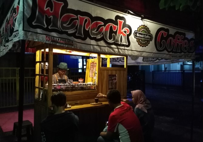 horock coffee boyolali Haswo Phasandito, 1. Argo Loro Kopi, 2. Kopi DjuWos, 3. Pendopo Alit Boyolali, 4. Opallet Cafe, 5. Hekya Cafe, 6. Daipilong LabaLaba Boyolali, 7. Kedai Mujur’s, 8. KEDAI MATMOEN, 9. Vappiano Resto &amp; Cafe, 10. Pim n pom Fried Chicken, 11. Omah Bakar On The Street, 12. Horock Coffee Boyolali, 13. Deselokaton Boyolali, 14. Breakout Tea &amp; Coffee, 15. Clear up Cafe (Tutup), 16. Culture Coffee Boyolali, 17. Amor coffee talks, 18. Maha.pinkcafe, 19. KiNG Coffee Boyolali, 20. Omah Dewe Cafe, 21. Dembakoe Cafe, 22. D’ Garden Cafe Selo, 23. Kafe Organik Etasia, 24. AA Cafe Resto, 25. Kohaku Cafe, 26. Macchiato Coffee, 27. Skapat Coffee House, 28. Mario Star Coffee, 29. T-Co Caffe (Tutup), 30. Clear Up Eatery &amp; Mixology (Tutup), 31. Social Garden (Tutup), 32. W-dangan Kandang Sapi (Tutup)