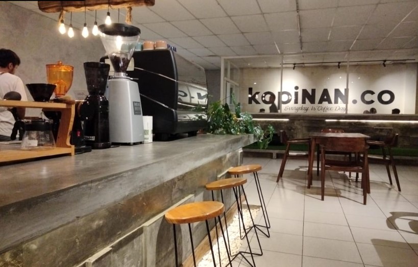 kopiNAN.co Bayak Simalungun, 1. Kurma Resto &amp; Coffee Shop, 2. kopiNAN.co, 3. Cafe 33, 4. Constante Coffee &amp; Cake, 5. BELIKOPI. BLORA, 6. Metro Coffee, 7. Samin Coffee Shop, 8. Teko Latte, 9. Kedai Wilis, 10. Kafe Manggala, 11. Warung Iwak Kali Tempuran, 12. Londho Coffee Shop, 13. Tigasembilan, 14. Seteduh Coffee, 15. Jukopi, 16. Loss Cafe, 17. Its Milk Blora (Tutup), 18. Rodeo Angkring &amp; Cafe, 19. YY’s White house (Tutup), 20. Kedai Gang Mangga, 21. Constante coffee &amp; cake, 22. Tekolate2nd, 23. Segara Cafe, 24. Coffee and Cafe BEN’s, 25. Play Cafe Blora, 26. Omah Majapahit, 27. Angkringan Level Up Blora, 28. Sedjoli Blora, 29. Chara Ice Cream, 30. My Chicken Cafe &amp; Resto (Tutup), 31. Book.ing Library &amp; Cafe