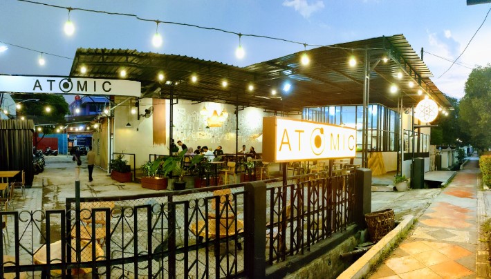 ATOMIC DEMAK, 1. Reinz Cafe &amp; Resto, 2. Opa Milk, 3. Hehe Coffee, 4. Demak Coffee, 5. Sultan Factory, 6. Angkringan Rooftop, 7. neo.Kafe’in Coffee Shop, 8. Kafe King88, 9. Angkringan Cindel Tikus, 10. Awan Biru Coffeeshop, 11. HN Cafe and Resto, 12. Warung Ndeso Sarwo Eco, 13. Griya Dahar Safira (Tutup), 14. Rumah Makan Rahayu, 15. Rumah Makan Cipto Roso, 16. Kantin Mas Boim, 17. Junio Cafe, 18. Aro Cafe (Tutup), 19. Togo Kitchen &amp; Caffe, 20. Omah Tiganam (Tutup), 21. Nggon Nongkrong’s Cafe (Tutup), 22. The Cups Demak, 23. Kopi Ruang Hati, 24. MIE LOKA, 25. Pados Coffee Roastery, 26. Lelaku, 27. Kongkow Cafe, 28. Ratika Catering Demak, 29. D Coffee C RASTA, 30. Raihan Coffee, 31. BELIKOPI. DEMAK, 32. ATOMIC DEMAK, 33. Nguyup Kopi Roastery