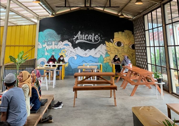 Ancafe Yulvina Kusuma, 1. Rumah Kopi Baretto, 2. Joglo Cafe, 3. Kafe Balarea Kopi, 4. Pull and Shot Coffee, 4. Kael.co, 5. Kabeuki, 6. Alchemist Coffee & Roastery, 7. Ancafe, 8. Route 66 Coffee and Kitchen (Tutup), 9. Delicato Cafe & Talk, 10. Sambara Resto and Coffee (Tutup), 11. Yasmin Cafe & Coffee, 12. Green Coffee and Carwash (Tutup), 13. The Gade Coffee & Gold Tasikmalaya, 14. Stitaco Cafe, 15. Coco Cafe Tasikmalaya, 16. Caspia Cafe, 17. Volkswagen Cafe, 18. BARCODE Sei | Coffee, 19. D’Sugar Coffee, 20. Riverland Cafe, 21. Berliner Brotfabrik, 22. TRaka Coffee, 23. Pasini Coffee, 24. Narassi Coffee, 25. Kawan Koffie, 26. Kursi Gantung Caffee & Resto, 27. La Casa – Coffee & Mocktail, 28. 48 Island, 29. Lano Coffee, 30. Pergola coffee corner, 31. Cangkang Kopi, 32. Notre Socielle, 33. OTJOEH COFFEE