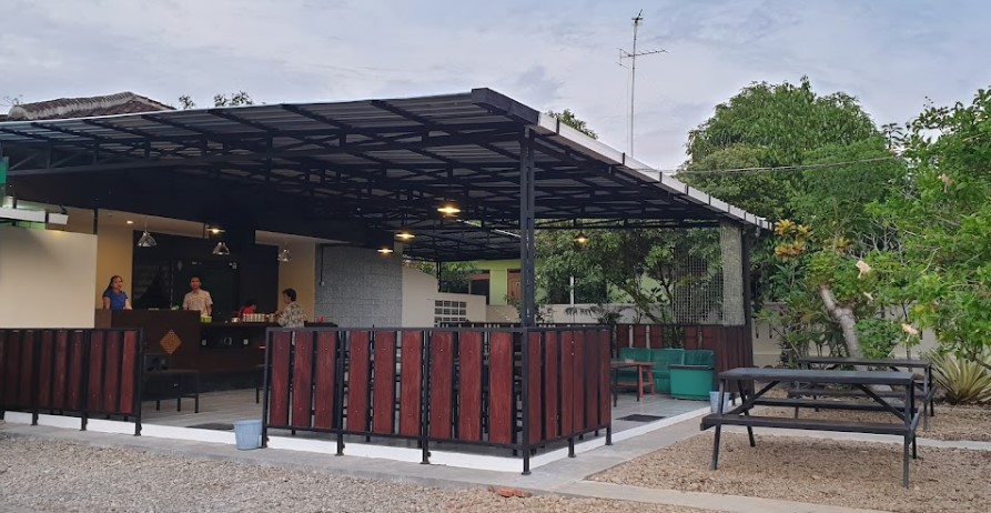 Angkringan OERIP Dita Kusuma, 1. Babrak Space, 2. Legender eatery and view by cileguk, 3. Heika kopi Karanganyar, 4. Medjora Cafe Kemuning, 5. Rumah Teh Ndoro Donker, 6. The Mongkrang Resto & Villa, 7. Kedai Sha’Ring, 8. New Normal Cafe, 9. Bale Branti Kemuning Resto, 10. Teras Cafe, 11. Resto sawah, 12. Hick Gaul Pak Mul, 13. Dof Coffee Shop, 14. Angkringan pak Mul, 15. Kayangan Resto & Cafe, 16. Kedai kopi Nagoya, 17. Lawu Break Coffee & Nongki, 18. Rahma kedai kopi, 19. Kopi Janji Jiwa Jilid 635, 20. Warkop hits, 21. Kopi Oemah Tentrem, 22. Angkringan OERIP (Tutup), 23. Twenty Cafe, 24. Bingsuku, 25. Fremilt Tasikmadu, 26. Euphoria Karanganyar (Tutup), 27. Harjospace RESTO and COFFEE, 28. PendopoNgopi