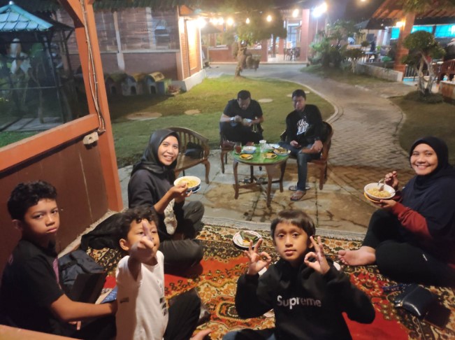 Angkringan Balakosa Evenina Nita, 1. Sigandul View Coffee & Resto, 2. Lia Resto & Coffeeshop, 3. Kaki Bumi Coffee & Eatery, 4. Stylo Bar & Kitchen (Temanggung), 5. Cangkir House, 6. Wenska Kahve, 7. Kopi Lawoek, 8. Berjumpa Coffee & Eatery, 9. Rumah Kopi Mukidi Temanggung, 10. Angkringan Balakosa, 11. Kafe Kartini Temanggung, 12. Ice corner, 13. Ejji Coffee Corner, 14. Xie Xie Boba Temanggung, 15. Blacklisted Coffee Bar, 16. Deka Coffee, 17. Cozy Resto Temanggung, 18. Koffiee