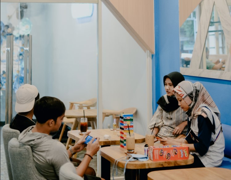 Awan Biru Coffeeshop, 1. Reinz Cafe &amp; Resto, 2. Opa Milk, 3. Hehe Coffee, 4. Demak Coffee, 5. Sultan Factory, 6. Angkringan Rooftop, 7. neo.Kafe’in Coffee Shop, 8. Kafe King88, 9. Angkringan Cindel Tikus, 10. Awan Biru Coffeeshop, 11. HN Cafe and Resto, 12. Warung Ndeso Sarwo Eco, 13. Griya Dahar Safira (Tutup), 14. Rumah Makan Rahayu, 15. Rumah Makan Cipto Roso, 16. Kantin Mas Boim, 17. Junio Cafe, 18. Aro Cafe (Tutup), 19. Togo Kitchen &amp; Caffe, 20. Omah Tiganam (Tutup), 21. Nggon Nongkrong’s Cafe (Tutup), 22. The Cups Demak, 23. Kopi Ruang Hati, 24. MIE LOKA, 25. Pados Coffee Roastery, 26. Lelaku, 27. Kongkow Cafe, 28. Ratika Catering Demak, 29. D Coffee C RASTA, 30. Raihan Coffee, 31. BELIKOPI. DEMAK, 32. ATOMIC DEMAK, 33. Nguyup Kopi Roastery