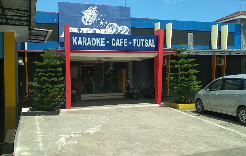 Avior Cafe &amp; Karaoke Mohamad Singgih Apriyanto, 1. Ora Umum, 2. Bangi Cafe, 3. Kopi Gunung, 4. Coffeedent, 5. Cafe Susu PL, 6. Omah Duren, 7. Waroeng Abie Cilacap, 8. Yosh Milktea Gelato &amp; Artisan Space, 9. D’Corner Cafe Coffee &amp; Chocolate, 10. Over Clock Cafe, 11. Avior Cafe &amp; Karaoke, 12. Grek Chocolate, 13. Cozy Coffee &amp; Chocolate, 14. Warunk Upnormal Cilacap, 15. Kopibaen_, 16. It’s Milk Cafe n Resto (Tutup), 17. Kedai Koffi Helsinki, 18. The Vintage Cafe, 19. Traffic Light Koffie, 20. Think Thoenk Cafe (Tutup), 21. Ethnic Coffee, 22. Bossa Cafe, 23. Urbansnack, 24. Sruput Seduh Kopi, 25. Coffeenomous, 29. Choko Klik (Tutup), 30. Honai Cafe De Flore (Tutup)