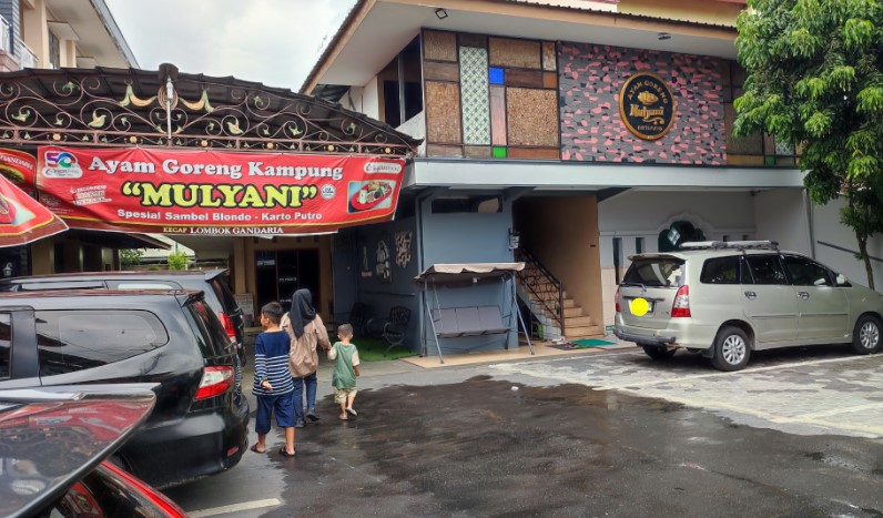 Ayam Goreng Mulyani Bayu Lone Tiger, 1. Double Decker Casual Dining, 2. Bulan Resto, 3. Srawung Omah Kopi, 4. Platino Cafe and Resto, 5. Kopi Nuri, 6. Minarets Classic Coffee, 7. Ayam Goreng Mulyani, 8. Kafedangan Mbah Mandor, 9. Klopo Warung Steak, 10. Heika Kopi Sukoharjo, 11. Anak Panah Kopi Plus Solo Baru, 12. Kopi Kupasan, 13. Kafe ndeso, 14. Garasi Food and Beverage, 15. Dialog Kopi, 16. Omah Tiwul Bunga Ayu, 17. Quinic Coffee Sukoharjo, 18. De sawah, 19. Susu Shi Jack, 20. Kami burger, 21. Ayo Ngopi Street Coffee