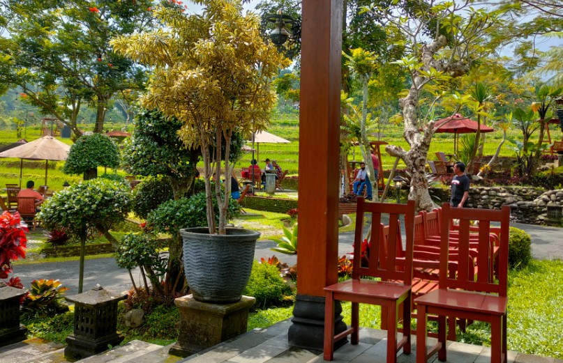 Bale Branti Kemuning Resto Randy Hartono, 1. Babrak Space, 2. Legender eatery and view by cileguk, 3. Heika kopi Karanganyar, 4. Medjora Cafe Kemuning, 5. Rumah Teh Ndoro Donker, 6. The Mongkrang Resto & Villa, 7. Kedai Sha’Ring, 8. New Normal Cafe, 9. Bale Branti Kemuning Resto, 10. Teras Cafe, 11. Resto sawah, 12. Hick Gaul Pak Mul, 13. Dof Coffee Shop, 14. Angkringan pak Mul, 15. Kayangan Resto & Cafe, 16. Kedai kopi Nagoya, 17. Lawu Break Coffee & Nongki, 18. Rahma kedai kopi, 19. Kopi Janji Jiwa Jilid 635, 20. Warkop hits, 21. Kopi Oemah Tentrem, 22. Angkringan OERIP (Tutup), 23. Twenty Cafe, 24. Bingsuku, 25. Fremilt Tasikmadu, 26. Euphoria Karanganyar (Tutup), 27. Harjospace RESTO and COFFEE, 28. PendopoNgopi