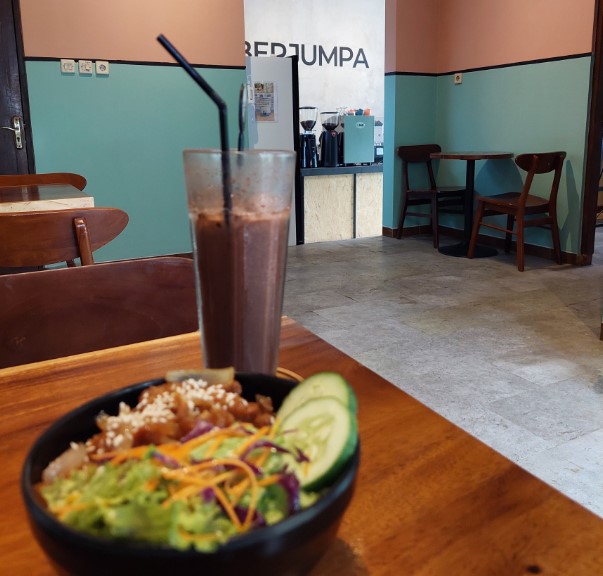 Berjumpa Coffee & Eatery Frederikuz Angga, 1. Sigandul View Coffee & Resto, 2. Lia Resto & Coffeeshop, 3. Kaki Bumi Coffee & Eatery, 4. Stylo Bar & Kitchen (Temanggung), 5. Cangkir House, 6. Wenska Kahve, 7. Kopi Lawoek, 8. Berjumpa Coffee & Eatery, 9. Rumah Kopi Mukidi Temanggung, 10. Angkringan Balakosa, 11. Kafe Kartini Temanggung, 12. Ice corner, 13. Ejji Coffee Corner, 14. Xie Xie Boba Temanggung, 15. Blacklisted Coffee Bar, 16. Deka Coffee, 17. Cozy Resto Temanggung, 18. Koffiee