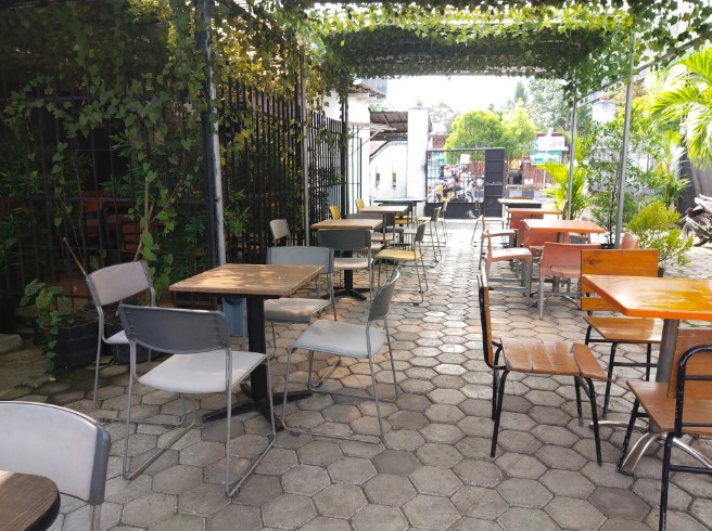 Bossa Cafe Madya Martana, 1. Ora Umum, 2. Bangi Cafe, 3. Kopi Gunung, 4. Coffeedent, 5. Cafe Susu PL, 6. Omah Duren, 7. Waroeng Abie Cilacap, 8. Yosh Milktea Gelato &amp; Artisan Space, 9. D’Corner Cafe Coffee &amp; Chocolate, 10. Over Clock Cafe, 11. Avior Cafe &amp; Karaoke, 12. Grek Chocolate, 13. Cozy Coffee &amp; Chocolate, 14. Warunk Upnormal Cilacap, 15. Kopibaen_, 16. It’s Milk Cafe n Resto (Tutup), 17. Kedai Koffi Helsinki, 18. The Vintage Cafe, 19. Traffic Light Koffie, 20. Think Thoenk Cafe (Tutup), 21. Ethnic Coffee, 22. Bossa Cafe, 23. Urbansnack, 24. Sruput Seduh Kopi, 25. Coffeenomous, 29. Choko Klik (Tutup), 30. Honai Cafe De Flore (Tutup)