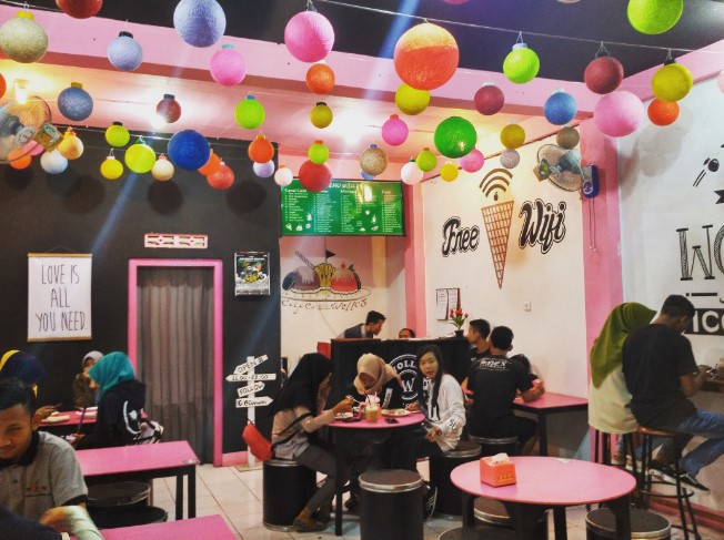 Cafe Woles Andik Moko, 1. Pangestu Coffee, 2. Sixteen 16 Cafe, 3. Walet Koffie, 4. Kopi Senthet Resto &amp; Cafe, 5. Sky Garden, 6. Rumah Ice Cream, 7. Jack’s Cafe, 8. Brother Spot Bistro &amp; Cafe (Tutup), 9. Brew Coffee, 10. Kedai Java Pizza, 11. Basecamp Cafe, 12. T3a.co (teaco) Cafe Kaliwungu, 13. Kedai Kopi Medan (Tutup), 14. Kedai Araku, 15. AB&amp;Kopi Kendal, 16. Warung COD (Tutup), 17. Warung Eboze, 18. Teng -Tong, 19. Wkwk Food and Drink Kendal, 20. Cafe Woles (Tutup), 21. Warung Kita Kendal, 22. Historia Cafe and Gallery, 23. Pahlawan Cafe, 24. Saat Senja Coffee, 25. Rumma Coffee &amp; Space, 26. SatuKata Roastery and Eatery, 27. DWcafe, 28. Dejavu Warmindo Cafe, 29. Pinkymoo Home Cafe