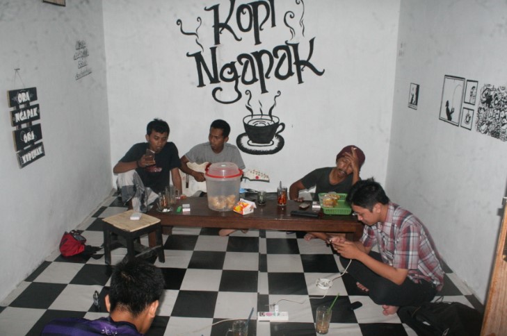 Coffe Ngapak Akh Fadjeri, 1. Momong Resto, 2. Angkringan Mukti Kebumen, 3. Malmilk, 4. Malindo Corner, 5. Amor Cafe Resto, 6. Baen Cafe, 7. Beranda Eatery, 8. Jack’s Cafe, 9. Omah Susu Cafe, 10. Juice Ku 2 Kebumen, 11. Wise, 12. Coffe Ngapak, 13. Gemintang Cafe n Resto, 14. Kopi Nostalgia Coffee &amp; Resto, 15. Seafood Bu Nanang, 16. Kantin Candisari, 17. Teratai Blambangan Atmosphere, 18. Waroeng Djoglo Dalem Kidul (Tutup), 19. Ulam Sari, 20. Satu Cangkir Coffee Bistro, 21. temanhati coffee, 22. Kedai Kopi Mexolie, 23. Ahola Tropical Drink (Tutup), 24. HANA CAFE Korean Food, BBQ &amp; Grill, 25. Martabak Jet (Tutup), 26. Samra Pawon, 27. Waroenk Ramen Panjer Kebumen, 28. Lesehan Warung Bamboe Kebumen, 29. Oxzy (Tutup), 30. Warung Kendil (Tutup), 31. Resto Lesehan GENDUT TAMAN