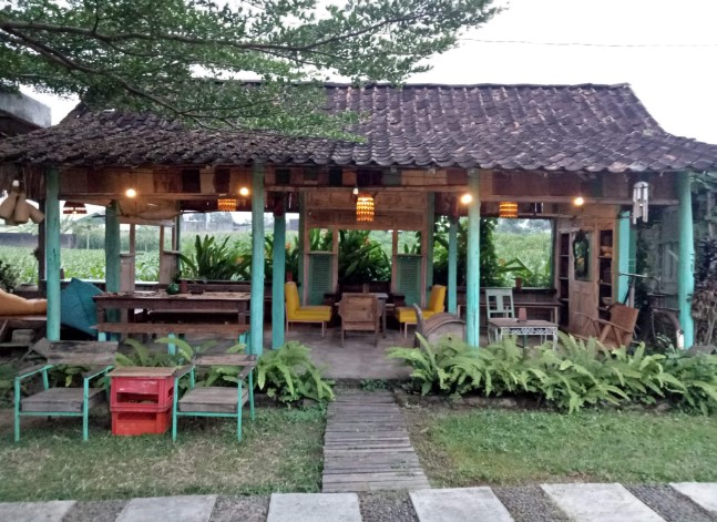 De Sawah Didik Supriyanto, 1. Double Decker Casual Dining, 2. Bulan Resto, 3. Srawung Omah Kopi, 4. Platino Cafe and Resto, 5. Kopi Nuri, 6. Minarets Classic Coffee, 7. Ayam Goreng Mulyani, 8. Kafedangan Mbah Mandor, 9. Klopo Warung Steak, 10. Heika Kopi Sukoharjo, 11. Anak Panah Kopi Plus Solo Baru, 12. Kopi Kupasan, 13. Kafe ndeso, 14. Garasi Food and Beverage, 15. Dialog Kopi, 16. Omah Tiwul Bunga Ayu, 17. Quinic Coffee Sukoharjo, 18. De sawah, 19. Susu Shi Jack, 20. Kami burger, 21. Ayo Ngopi Street Coffee