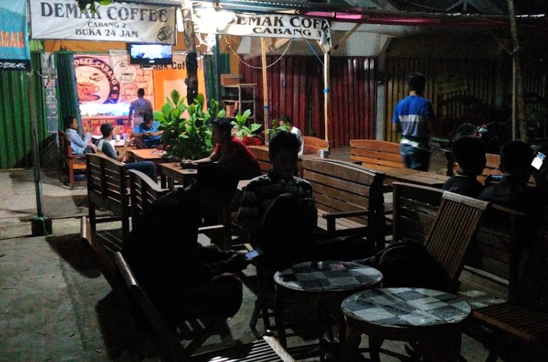 Demak Coffee Sugeng Ardy, 1. Reinz Cafe &amp; Resto, 2. Opa Milk, 3. Hehe Coffee, 4. Demak Coffee, 5. Sultan Factory, 6. Angkringan Rooftop, 7. neo.Kafe’in Coffee Shop, 8. Kafe King88, 9. Angkringan Cindel Tikus, 10. Awan Biru Coffeeshop, 11. HN Cafe and Resto, 12. Warung Ndeso Sarwo Eco, 13. Griya Dahar Safira (Tutup), 14. Rumah Makan Rahayu, 15. Rumah Makan Cipto Roso, 16. Kantin Mas Boim, 17. Junio Cafe, 18. Aro Cafe (Tutup), 19. Togo Kitchen &amp; Caffe, 20. Omah Tiganam (Tutup), 21. Nggon Nongkrong’s Cafe (Tutup), 22. The Cups Demak, 23. Kopi Ruang Hati, 24. MIE LOKA, 25. Pados Coffee Roastery, 26. Lelaku, 27. Kongkow Cafe, 28. Ratika Catering Demak, 29. D Coffee C RASTA, 30. Raihan Coffee, 31. BELIKOPI. DEMAK, 32. ATOMIC DEMAK, 33. Nguyup Kopi Roastery