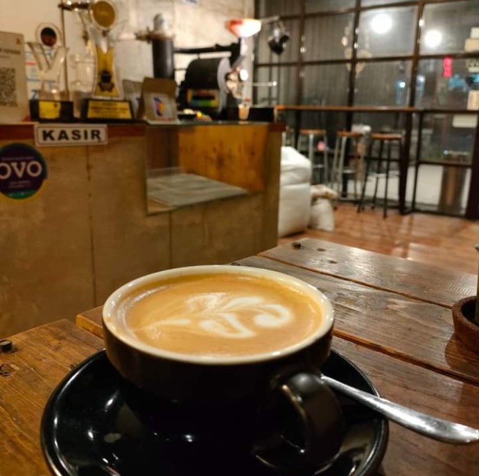 Dof Coffee Shop Yuk Jum, 1. Babrak Space, 2. Legender eatery and view by cileguk, 3. Heika kopi Karanganyar, 4. Medjora Cafe Kemuning, 5. Rumah Teh Ndoro Donker, 6. The Mongkrang Resto & Villa, 7. Kedai Sha’Ring, 8. New Normal Cafe, 9. Bale Branti Kemuning Resto, 10. Teras Cafe, 11. Resto sawah, 12. Hick Gaul Pak Mul, 13. Dof Coffee Shop, 14. Angkringan pak Mul, 15. Kayangan Resto & Cafe, 16. Kedai kopi Nagoya, 17. Lawu Break Coffee & Nongki, 18. Rahma kedai kopi, 19. Kopi Janji Jiwa Jilid 635, 20. Warkop hits, 21. Kopi Oemah Tentrem, 22. Angkringan OERIP (Tutup), 23. Twenty Cafe, 24. Bingsuku, 25. Fremilt Tasikmadu, 26. Euphoria Karanganyar (Tutup), 27. Harjospace RESTO and COFFEE, 28. PendopoNgopi