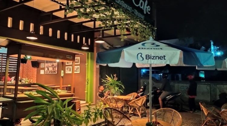 Ethnic Coffe Dean, 1. Ora Umum, 2. Bangi Cafe, 3. Kopi Gunung, 4. Coffeedent, 5. Cafe Susu PL, 6. Omah Duren, 7. Waroeng Abie Cilacap, 8. Yosh Milktea Gelato &amp; Artisan Space, 9. D’Corner Cafe Coffee &amp; Chocolate, 10. Over Clock Cafe, 11. Avior Cafe &amp; Karaoke, 12. Grek Chocolate, 13. Cozy Coffee &amp; Chocolate, 14. Warunk Upnormal Cilacap, 15. Kopibaen_, 16. It’s Milk Cafe n Resto (Tutup), 17. Kedai Koffi Helsinki, 18. The Vintage Cafe, 19. Traffic Light Koffie, 20. Think Thoenk Cafe (Tutup), 21. Ethnic Coffee, 22. Bossa Cafe, 23. Urbansnack, 24. Sruput Seduh Kopi, 25. Coffeenomous, 29. Choko Klik (Tutup), 30. Honai Cafe De Flore (Tutup)