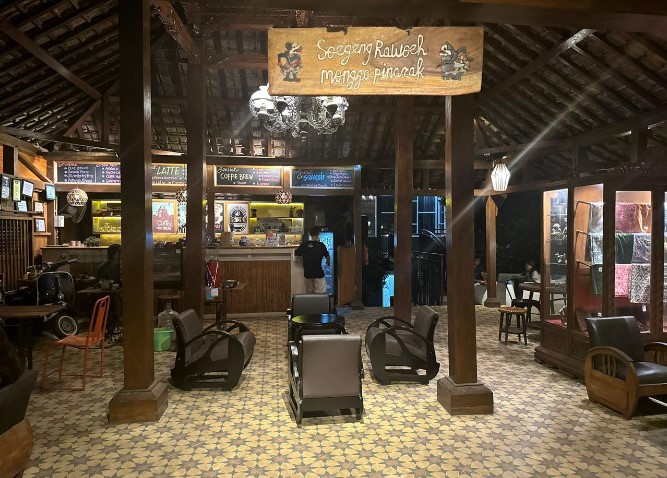 Gandrung koffie Oca, 1. Rolet Cafe, 2. HJNF CAFE BOX, 3. Blackbean Roastery & Coffee House, 4. Kadjine Coffee, 5. de Anglo Food & Coffee Jepara, 6. J & J Coffe And Resto, 7. Tarissa Coffee, 8. Joker Coffee, 9. Djago Reborn, 10. V&A Cafe, 11. Yam yam Resto, 12. Jepara Marina Bar and Restaurant, 13. Maribu Resto, 14. Seaside Villa & Muse Beach Resto, 15. Diana’s Bay Restaurant, 16. Rengkot Buyut Restaurant, 17. Beatrice’s Cuisine House, 18. DeMoro Coffeebox, 19. Sriya Cafe & Homestay Jepara, 20. Cafe Gecho, 21. Pandawa Cafe Jepara (Tutup), 22. Atmosfera Coffee and Eatery, 23. Jepara Garden Resto (Tutup), 24. Basecamp Coffee & Eatery, 25. MoeriaCafe.MannaBakery (Tutup), 25. MONOKOPI, 27. Bruge Cafe, 28. Gandrung koffie, 29. NewMind Bistro Cafe, 30. Teman Menepi Coffee & Memories, 31. HAVY Coffee, 32. Kofina Cafe, 33. Koebar Koffie, 39. Gendhis Coffee, 40. Say Story Jepara, 41. Kedai kopi kulo jepara, 42. My chang coffee, 43. Vakansi Coffee & Space, 44. Ndepepes coffee, 45. Joglokebon RestoKopi, 46. Madco Coffee House