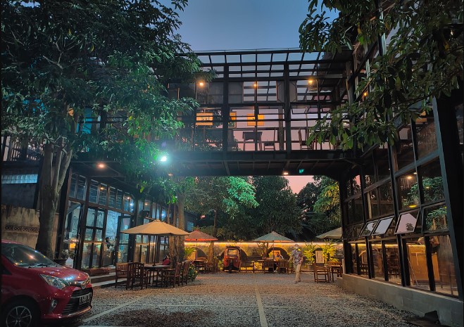 Gravitasi Teras Muria Ady Tri Wibowo, 1. Susu Moeria, 2. PDKT Resto &amp; Cafe, 3. Kopi Cilik, 4. Gravitasi Teras Muria, 5. Kedung Kopi, 6. Waroeng Cafe 27, 7. Gank Coffee &amp; Bistro, 8. Sidji Coffee Getas Pejaten, 9. Six Cents Cafe, 10. Omah Cafe Kudus, 11. Aljava Cafe, 12. Kopi Soe Kudus, 13. Kopi Lain Hati kudus, 14. Wipsy Coffee and Meet, 15. Warunk Upnormal, 16. Träffa Coffee &amp; Eatery, 17. TKP Cafe and Resto, 18. Greens Bakery &amp; Bistro, 19. Warunge Pakdhe, 20. Home Cafe &amp; Resto, 21. Waroeng “Kidoel Soechan”, 22. Seperdua Kopi Kudus, 23. The Cekli Town Est 2010, 24. Kopi Kretek – Jowo Met Londo, 25. Jenderal Coffee &amp; Tea, 26. Balena Resto &amp; Cafe, 27. Kazuki, 28. Rabbit Gelato, 29. Serua Coffee &amp; Creative Space, 30. SLEEK.CO Coffee Corner, 31. Human Coffee, 32. Kangen Ngopi, 33. Merpati Coffee, 34. Warung Kudusan, 35. No.8 Coffee After Kudus, 36. D’khatt Cafe &amp; Eatery, 37. Kampoeng Kopi, 38. Fresto Cafe, 39. Ritme Coffee and Lounge, 40. Holymoon Social Space, 41. City Walk Cafe, 42. Chocobean Kudus, 43. No 8 Coffee, 44. Warung Susucow (Tutup), 45. Cafe De Ija (Tutup), 46. Haru Cafe Kudus (Tutup)