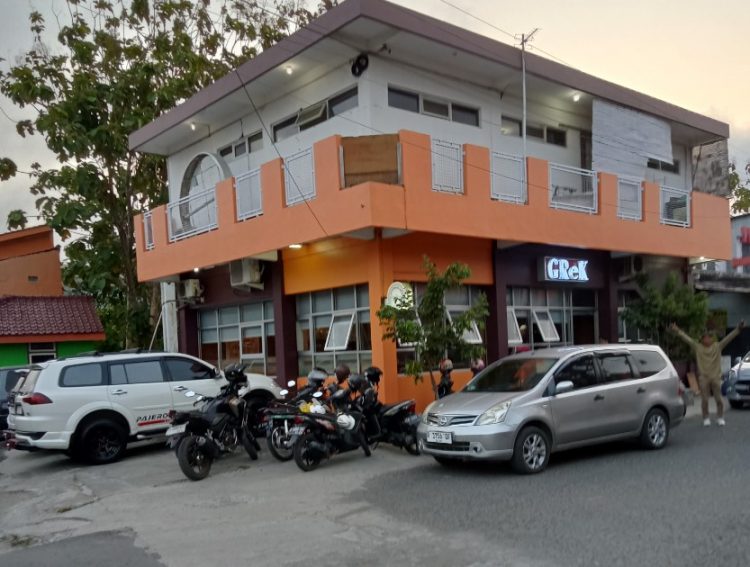 Grek chocolate, 1. Ora Umum, 2. Bangi Cafe, 3. Kopi Gunung, 4. Coffeedent, 5. Cafe Susu PL, 6. Omah Duren, 7. Waroeng Abie Cilacap, 8. Yosh Milktea Gelato &amp; Artisan Space, 9. D’Corner Cafe Coffee &amp; Chocolate, 10. Over Clock Cafe, 11. Avior Cafe &amp; Karaoke, 12. Grek Chocolate, 13. Cozy Coffee &amp; Chocolate, 14. Warunk Upnormal Cilacap, 15. Kopibaen_, 16. It’s Milk Cafe n Resto (Tutup), 17. Kedai Koffi Helsinki, 18. The Vintage Cafe, 19. Traffic Light Koffie, 20. Think Thoenk Cafe (Tutup), 21. Ethnic Coffee, 22. Bossa Cafe, 23. Urbansnack, 24. Sruput Seduh Kopi, 25. Coffeenomous, 29. Choko Klik (Tutup), 30. Honai Cafe De Flore (Tutup)