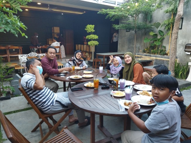 Harjospace RESTO and COFFEE tory hakim, 1. Babrak Space, 2. Legender eatery and view by cileguk, 3. Heika kopi Karanganyar, 4. Medjora Cafe Kemuning, 5. Rumah Teh Ndoro Donker, 6. The Mongkrang Resto & Villa, 7. Kedai Sha’Ring, 8. New Normal Cafe, 9. Bale Branti Kemuning Resto, 10. Teras Cafe, 11. Resto sawah, 12. Hick Gaul Pak Mul, 13. Dof Coffee Shop, 14. Angkringan pak Mul, 15. Kayangan Resto & Cafe, 16. Kedai kopi Nagoya, 17. Lawu Break Coffee & Nongki, 18. Rahma kedai kopi, 19. Kopi Janji Jiwa Jilid 635, 20. Warkop hits, 21. Kopi Oemah Tentrem, 22. Angkringan OERIP (Tutup), 23. Twenty Cafe, 24. Bingsuku, 25. Fremilt Tasikmadu, 26. Euphoria Karanganyar (Tutup), 27. Harjospace RESTO and COFFEE, 28. PendopoNgopi