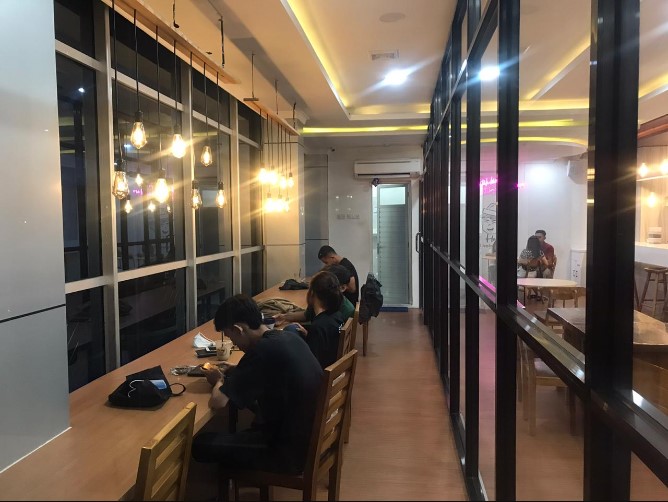 Hehe Coffee Zaen 12, 1. Reinz Cafe &amp; Resto, 2. Opa Milk, 3. Hehe Coffee, 4. Demak Coffee, 5. Sultan Factory, 6. Angkringan Rooftop, 7. neo.Kafe’in Coffee Shop, 8. Kafe King88, 9. Angkringan Cindel Tikus, 10. Awan Biru Coffeeshop, 11. HN Cafe and Resto, 12. Warung Ndeso Sarwo Eco, 13. Griya Dahar Safira (Tutup), 14. Rumah Makan Rahayu, 15. Rumah Makan Cipto Roso, 16. Kantin Mas Boim, 17. Junio Cafe, 18. Aro Cafe (Tutup), 19. Togo Kitchen &amp; Caffe, 20. Omah Tiganam (Tutup), 21. Nggon Nongkrong’s Cafe (Tutup), 22. The Cups Demak, 23. Kopi Ruang Hati, 24. MIE LOKA, 25. Pados Coffee Roastery, 26. Lelaku, 27. Kongkow Cafe, 28. Ratika Catering Demak, 29. D Coffee C RASTA, 30. Raihan Coffee, 31. BELIKOPI. DEMAK, 32. ATOMIC DEMAK, 33. Nguyup Kopi Roastery
