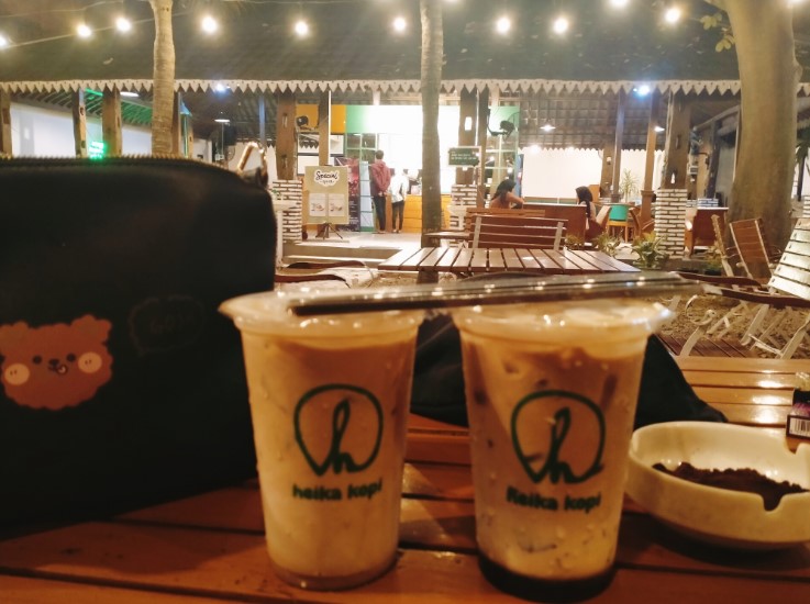 Heika Kopi Karanganyar Pao Pao, 1. Babrak Space, 2. Legender eatery and view by cileguk, 3. Heika kopi Karanganyar, 4. Medjora Cafe Kemuning, 5. Rumah Teh Ndoro Donker, 6. The Mongkrang Resto & Villa, 7. Kedai Sha’Ring, 8. New Normal Cafe, 9. Bale Branti Kemuning Resto, 10. Teras Cafe, 11. Resto sawah, 12. Hick Gaul Pak Mul, 13. Dof Coffee Shop, 14. Angkringan pak Mul, 15. Kayangan Resto & Cafe, 16. Kedai kopi Nagoya, 17. Lawu Break Coffee & Nongki, 18. Rahma kedai kopi, 19. Kopi Janji Jiwa Jilid 635, 20. Warkop hits, 21. Kopi Oemah Tentrem, 22. Angkringan OERIP (Tutup), 23. Twenty Cafe, 24. Bingsuku, 25. Fremilt Tasikmadu, 26. Euphoria Karanganyar (Tutup), 27. Harjospace RESTO and COFFEE, 28. PendopoNgopi