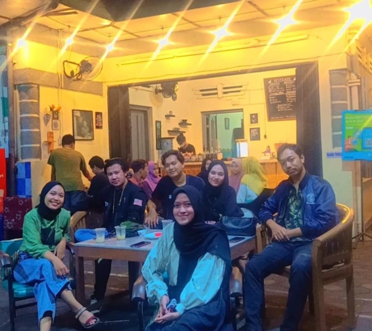 Human Coffee Lovaneo MS, 1. Susu Moeria, 2. PDKT Resto &amp; Cafe, 3. Kopi Cilik, 4. Gravitasi Teras Muria, 5. Kedung Kopi, 6. Waroeng Cafe 27, 7. Gank Coffee &amp; Bistro, 8. Sidji Coffee Getas Pejaten, 9. Six Cents Cafe, 10. Omah Cafe Kudus, 11. Aljava Cafe, 12. Kopi Soe Kudus, 13. Kopi Lain Hati kudus, 14. Wipsy Coffee and Meet, 15. Warunk Upnormal, 16. Träffa Coffee &amp; Eatery, 17. TKP Cafe and Resto, 18. Greens Bakery &amp; Bistro, 19. Warunge Pakdhe, 20. Home Cafe &amp; Resto, 21. Waroeng “Kidoel Soechan”, 22. Seperdua Kopi Kudus, 23. The Cekli Town Est 2010, 24. Kopi Kretek – Jowo Met Londo, 25. Jenderal Coffee &amp; Tea, 26. Balena Resto &amp; Cafe, 27. Kazuki, 28. Rabbit Gelato, 29. Serua Coffee &amp; Creative Space, 30. SLEEK.CO Coffee Corner, 31. Human Coffee, 32. Kangen Ngopi, 33. Merpati Coffee, 34. Warung Kudusan, 35. No.8 Coffee After Kudus, 36. D’khatt Cafe &amp; Eatery, 37. Kampoeng Kopi, 38. Fresto Cafe, 39. Ritme Coffee and Lounge, 40. Holymoon Social Space, 41. City Walk Cafe, 42. Chocobean Kudus, 43. No 8 Coffee, 44. Warung Susucow (Tutup), 45. Cafe De Ija (Tutup), 46. Haru Cafe Kudus (Tutup)