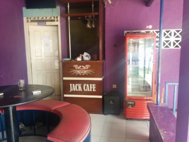 Jack's Cafe, 1. Momong Resto, 2. Angkringan Mukti Kebumen, 3. Malmilk, 4. Malindo Corner, 5. Amor Cafe Resto, 6. Baen Cafe, 7. Beranda Eatery, 8. Jack’s Cafe, 9. Omah Susu Cafe, 10. Juice Ku 2 Kebumen, 11. Wise, 12. Coffe Ngapak, 13. Gemintang Cafe n Resto, 14. Kopi Nostalgia Coffee &amp; Resto, 15. Seafood Bu Nanang, 16. Kantin Candisari, 17. Teratai Blambangan Atmosphere, 18. Waroeng Djoglo Dalem Kidul (Tutup), 19. Ulam Sari, 20. Satu Cangkir Coffee Bistro, 21. temanhati coffee, 22. Kedai Kopi Mexolie, 23. Ahola Tropical Drink (Tutup), 24. HANA CAFE Korean Food, BBQ &amp; Grill, 25. Martabak Jet (Tutup), 26. Samra Pawon, 27. Waroenk Ramen Panjer Kebumen, 28. Lesehan Warung Bamboe Kebumen, 29. Oxzy (Tutup), 30. Warung Kendil (Tutup), 31. Resto Lesehan GENDUT TAMAN