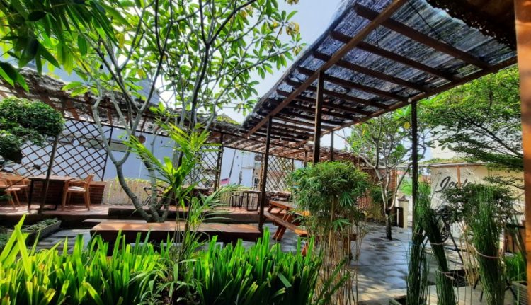 Joglo Cafe Ika Hs, 1. Rumah Kopi Baretto, 2. Joglo Cafe, 3. Kafe Balarea Kopi, 4. Pull and Shot Coffee, 4. Kael.co, 5. Kabeuki, 6. Alchemist Coffee & Roastery, 7. Ancafe, 8. Route 66 Coffee and Kitchen (Tutup), 9. Delicato Cafe & Talk, 10. Sambara Resto and Coffee (Tutup), 11. Yasmin Cafe & Coffee, 12. Green Coffee and Carwash (Tutup), 13. The Gade Coffee & Gold Tasikmalaya, 14. Stitaco Cafe, 15. Coco Cafe Tasikmalaya, 16. Caspia Cafe, 17. Volkswagen Cafe, 18. BARCODE Sei | Coffee, 19. D’Sugar Coffee, 20. Riverland Cafe, 21. Berliner Brotfabrik, 22. TRaka Coffee, 23. Pasini Coffee, 24. Narassi Coffee, 25. Kawan Koffie, 26. Kursi Gantung Caffee & Resto, 27. La Casa – Coffee & Mocktail, 28. 48 Island, 29. Lano Coffee, 30. Pergola coffee corner, 31. Cangkang Kopi, 32. Notre Socielle, 33. OTJOEH COFFEE
