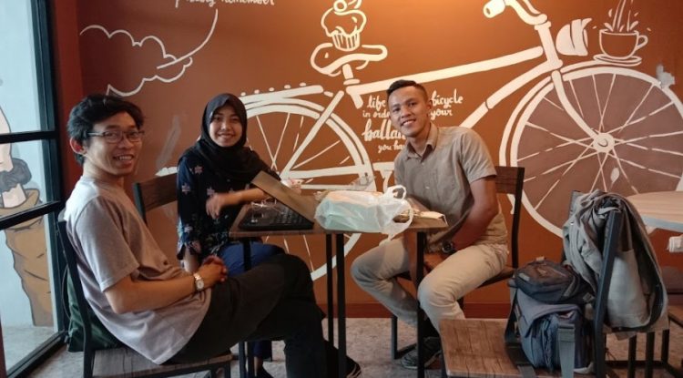 Junio Cafe Rahma Amaliya, 1. Reinz Cafe &amp; Resto, 2. Opa Milk, 3. Hehe Coffee, 4. Demak Coffee, 5. Sultan Factory, 6. Angkringan Rooftop, 7. neo.Kafe’in Coffee Shop, 8. Kafe King88, 9. Angkringan Cindel Tikus, 10. Awan Biru Coffeeshop, 11. HN Cafe and Resto, 12. Warung Ndeso Sarwo Eco, 13. Griya Dahar Safira (Tutup), 14. Rumah Makan Rahayu, 15. Rumah Makan Cipto Roso, 16. Kantin Mas Boim, 17. Junio Cafe, 18. Aro Cafe (Tutup), 19. Togo Kitchen &amp; Caffe, 20. Omah Tiganam (Tutup), 21. Nggon Nongkrong’s Cafe (Tutup), 22. The Cups Demak, 23. Kopi Ruang Hati, 24. MIE LOKA, 25. Pados Coffee Roastery, 26. Lelaku, 27. Kongkow Cafe, 28. Ratika Catering Demak, 29. D Coffee C RASTA, 30. Raihan Coffee, 31. BELIKOPI. DEMAK, 32. ATOMIC DEMAK, 33. Nguyup Kopi Roastery