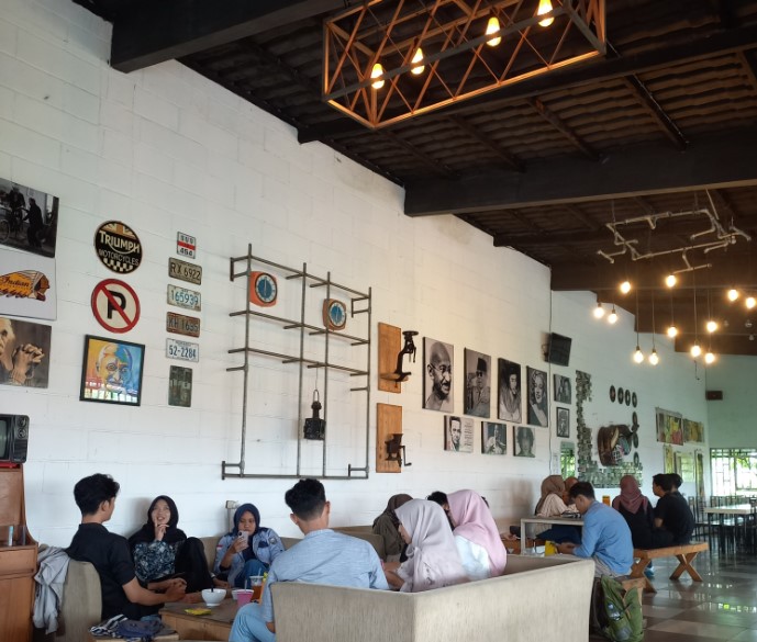 Juice ku 2 Kebumen Akhmad Farkhanudin, 1. Momong Resto, 2. Angkringan Mukti Kebumen, 3. Malmilk, 4. Malindo Corner, 5. Amor Cafe Resto, 6. Baen Cafe, 7. Beranda Eatery, 8. Jack’s Cafe, 9. Omah Susu Cafe, 10. Juice Ku 2 Kebumen, 11. Wise, 12. Coffe Ngapak, 13. Gemintang Cafe n Resto, 14. Kopi Nostalgia Coffee &amp; Resto, 15. Seafood Bu Nanang, 16. Kantin Candisari, 17. Teratai Blambangan Atmosphere, 18. Waroeng Djoglo Dalem Kidul (Tutup), 19. Ulam Sari, 20. Satu Cangkir Coffee Bistro, 21. temanhati coffee, 22. Kedai Kopi Mexolie, 23. Ahola Tropical Drink (Tutup), 24. HANA CAFE Korean Food, BBQ &amp; Grill, 25. Martabak Jet (Tutup), 26. Samra Pawon, 27. Waroenk Ramen Panjer Kebumen, 28. Lesehan Warung Bamboe Kebumen, 29. Oxzy (Tutup), 30. Warung Kendil (Tutup), 31. Resto Lesehan GENDUT TAMAN
