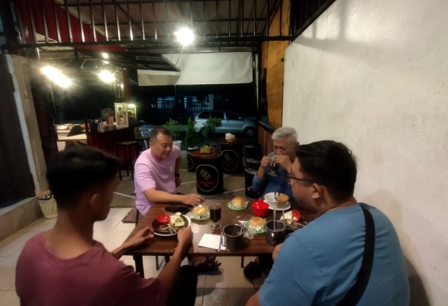 Kami Burger Harry Cahyono, 1. Double Decker Casual Dining, 2. Bulan Resto, 3. Srawung Omah Kopi, 4. Platino Cafe and Resto, 5. Kopi Nuri, 6. Minarets Classic Coffee, 7. Ayam Goreng Mulyani, 8. Kafedangan Mbah Mandor, 9. Klopo Warung Steak, 10. Heika Kopi Sukoharjo, 11. Anak Panah Kopi Plus Solo Baru, 12. Kopi Kupasan, 13. Kafe ndeso, 14. Garasi Food and Beverage, 15. Dialog Kopi, 16. Omah Tiwul Bunga Ayu, 17. Quinic Coffee Sukoharjo, 18. De sawah, 19. Susu Shi Jack, 20. Kami burger, 21. Ayo Ngopi Street Coffee