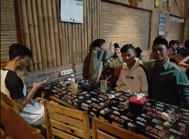 Kampoeng Kopi Dr DENNY NASIR N spOG, 1. Susu Moeria, 2. PDKT Resto &amp; Cafe, 3. Kopi Cilik, 4. Gravitasi Teras Muria, 5. Kedung Kopi, 6. Waroeng Cafe 27, 7. Gank Coffee &amp; Bistro, 8. Sidji Coffee Getas Pejaten, 9. Six Cents Cafe, 10. Omah Cafe Kudus, 11. Aljava Cafe, 12. Kopi Soe Kudus, 13. Kopi Lain Hati kudus, 14. Wipsy Coffee and Meet, 15. Warunk Upnormal, 16. Träffa Coffee &amp; Eatery, 17. TKP Cafe and Resto, 18. Greens Bakery &amp; Bistro, 19. Warunge Pakdhe, 20. Home Cafe &amp; Resto, 21. Waroeng “Kidoel Soechan”, 22. Seperdua Kopi Kudus, 23. The Cekli Town Est 2010, 24. Kopi Kretek – Jowo Met Londo, 25. Jenderal Coffee &amp; Tea, 26. Balena Resto &amp; Cafe, 27. Kazuki, 28. Rabbit Gelato, 29. Serua Coffee &amp; Creative Space, 30. SLEEK.CO Coffee Corner, 31. Human Coffee, 32. Kangen Ngopi, 33. Merpati Coffee, 34. Warung Kudusan, 35. No.8 Coffee After Kudus, 36. D’khatt Cafe &amp; Eatery, 37. Kampoeng Kopi, 38. Fresto Cafe, 39. Ritme Coffee and Lounge, 40. Holymoon Social Space, 41. City Walk Cafe, 42. Chocobean Kudus, 43. No 8 Coffee, 44. Warung Susucow (Tutup), 45. Cafe De Ija (Tutup), 46. Haru Cafe Kudus (Tutup)