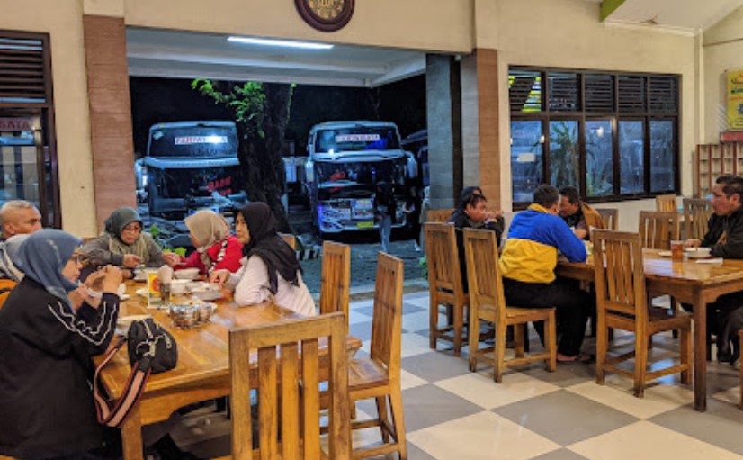 Kantin Candisari, 1. Momong Resto, 2. Angkringan Mukti Kebumen, 3. Malmilk, 4. Malindo Corner, 5. Amor Cafe Resto, 6. Baen Cafe, 7. Beranda Eatery, 8. Jack’s Cafe, 9. Omah Susu Cafe, 10. Juice Ku 2 Kebumen, 11. Wise, 12. Coffe Ngapak, 13. Gemintang Cafe n Resto, 14. Kopi Nostalgia Coffee &amp; Resto, 15. Seafood Bu Nanang, 16. Kantin Candisari, 17. Teratai Blambangan Atmosphere, 18. Waroeng Djoglo Dalem Kidul (Tutup), 19. Ulam Sari, 20. Satu Cangkir Coffee Bistro, 21. temanhati coffee, 22. Kedai Kopi Mexolie, 23. Ahola Tropical Drink (Tutup), 24. HANA CAFE Korean Food, BBQ &amp; Grill, 25. Martabak Jet (Tutup), 26. Samra Pawon, 27. Waroenk Ramen Panjer Kebumen, 28. Lesehan Warung Bamboe Kebumen, 29. Oxzy (Tutup), 30. Warung Kendil (Tutup), 31. Resto Lesehan GENDUT TAMAN
