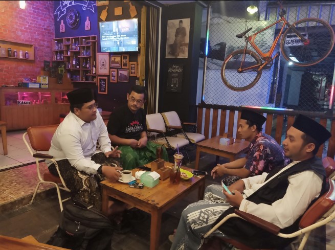 Kangen Ngopi Boss Ageng, 1. Susu Moeria, 2. PDKT Resto &amp; Cafe, 3. Kopi Cilik, 4. Gravitasi Teras Muria, 5. Kedung Kopi, 6. Waroeng Cafe 27, 7. Gank Coffee &amp; Bistro, 8. Sidji Coffee Getas Pejaten, 9. Six Cents Cafe, 10. Omah Cafe Kudus, 11. Aljava Cafe, 12. Kopi Soe Kudus, 13. Kopi Lain Hati kudus, 14. Wipsy Coffee and Meet, 15. Warunk Upnormal, 16. Träffa Coffee &amp; Eatery, 17. TKP Cafe and Resto, 18. Greens Bakery &amp; Bistro, 19. Warunge Pakdhe, 20. Home Cafe &amp; Resto, 21. Waroeng “Kidoel Soechan”, 22. Seperdua Kopi Kudus, 23. The Cekli Town Est 2010, 24. Kopi Kretek – Jowo Met Londo, 25. Jenderal Coffee &amp; Tea, 26. Balena Resto &amp; Cafe, 27. Kazuki, 28. Rabbit Gelato, 29. Serua Coffee &amp; Creative Space, 30. SLEEK.CO Coffee Corner, 31. Human Coffee, 32. Kangen Ngopi, 33. Merpati Coffee, 34. Warung Kudusan, 35. No.8 Coffee After Kudus, 36. D’khatt Cafe &amp; Eatery, 37. Kampoeng Kopi, 38. Fresto Cafe, 39. Ritme Coffee and Lounge, 40. Holymoon Social Space, 41. City Walk Cafe, 42. Chocobean Kudus, 43. No 8 Coffee, 44. Warung Susucow (Tutup), 45. Cafe De Ija (Tutup), 46. Haru Cafe Kudus (Tutup)