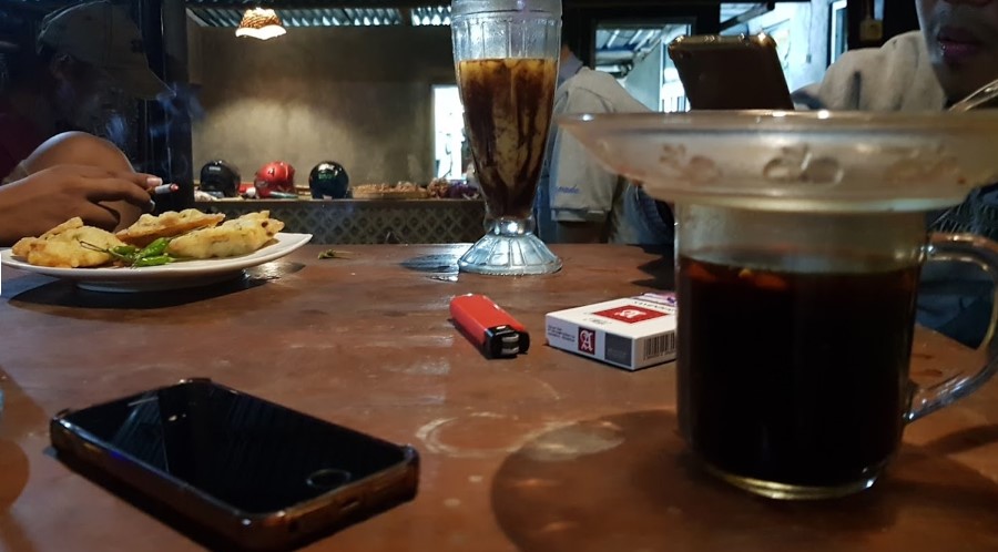 Kafe King88 dayat dayat, 1. Reinz Cafe &amp; Resto, 2. Opa Milk, 3. Hehe Coffee, 4. Demak Coffee, 5. Sultan Factory, 6. Angkringan Rooftop, 7. neo.Kafe’in Coffee Shop, 8. Kafe King88, 9. Angkringan Cindel Tikus, 10. Awan Biru Coffeeshop, 11. HN Cafe and Resto, 12. Warung Ndeso Sarwo Eco, 13. Griya Dahar Safira (Tutup), 14. Rumah Makan Rahayu, 15. Rumah Makan Cipto Roso, 16. Kantin Mas Boim, 17. Junio Cafe, 18. Aro Cafe (Tutup), 19. Togo Kitchen &amp; Caffe, 20. Omah Tiganam (Tutup), 21. Nggon Nongkrong’s Cafe (Tutup), 22. The Cups Demak, 23. Kopi Ruang Hati, 24. MIE LOKA, 25. Pados Coffee Roastery, 26. Lelaku, 27. Kongkow Cafe, 28. Ratika Catering Demak, 29. D Coffee C RASTA, 30. Raihan Coffee, 31. BELIKOPI. DEMAK, 32. ATOMIC DEMAK, 33. Nguyup Kopi Roastery