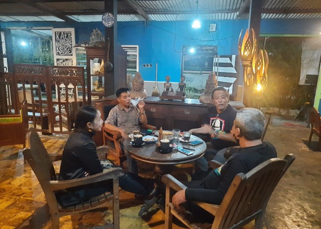 Kafe ndeso, 1. Double Decker Casual Dining, 2. Bulan Resto, 3. Srawung Omah Kopi, 4. Platino Cafe and Resto, 5. Kopi Nuri, 6. Minarets Classic Coffee, 7. Ayam Goreng Mulyani, 8. Kafedangan Mbah Mandor, 9. Klopo Warung Steak, 10. Heika Kopi Sukoharjo, 11. Anak Panah Kopi Plus Solo Baru, 12. Kopi Kupasan, 13. Kafe ndeso, 14. Garasi Food and Beverage, 15. Dialog Kopi, 16. Omah Tiwul Bunga Ayu, 17. Quinic Coffee Sukoharjo, 18. De sawah, 19. Susu Shi Jack, 20. Kami burger, 21. Ayo Ngopi Street Coffee