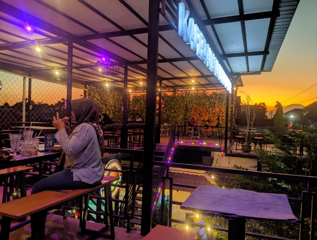 Kafedangan Mbah Mandor Dian Putri, 1. Double Decker Casual Dining, 2. Bulan Resto, 3. Srawung Omah Kopi, 4. Platino Cafe and Resto, 5. Kopi Nuri, 6. Minarets Classic Coffee, 7. Ayam Goreng Mulyani, 8. Kafedangan Mbah Mandor, 9. Klopo Warung Steak, 10. Heika Kopi Sukoharjo, 11. Anak Panah Kopi Plus Solo Baru, 12. Kopi Kupasan, 13. Kafe ndeso, 14. Garasi Food and Beverage, 15. Dialog Kopi, 16. Omah Tiwul Bunga Ayu, 17. Quinic Coffee Sukoharjo, 18. De sawah, 19. Susu Shi Jack, 20. Kami burger, 21. Ayo Ngopi Street Coffee