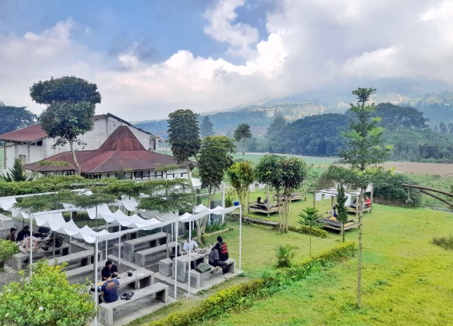 Kaki Bumi Coffee & Eatery Dewi Andarwati, 1. Sigandul View Coffee & Resto, 2. Lia Resto & Coffeeshop, 3. Kaki Bumi Coffee & Eatery, 4. Stylo Bar & Kitchen (Temanggung), 5. Cangkir House, 6. Wenska Kahve, 7. Kopi Lawoek, 8. Berjumpa Coffee & Eatery, 9. Rumah Kopi Mukidi Temanggung, 10. Angkringan Balakosa, 11. Kafe Kartini Temanggung, 12. Ice corner, 13. Ejji Coffee Corner, 14. Xie Xie Boba Temanggung, 15. Blacklisted Coffee Bar, 16. Deka Coffee, 17. Cozy Resto Temanggung, 18. Koffiee