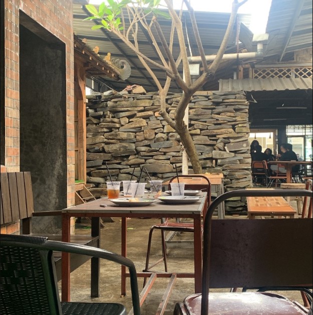 Kedung Kopi Singocandi naim cantik, 1. Susu Moeria, 2. PDKT Resto &amp; Cafe, 3. Kopi Cilik, 4. Gravitasi Teras Muria, 5. Kedung Kopi, 6. Waroeng Cafe 27, 7. Gank Coffee &amp; Bistro, 8. Sidji Coffee Getas Pejaten, 9. Six Cents Cafe, 10. Omah Cafe Kudus, 11. Aljava Cafe, 12. Kopi Soe Kudus, 13. Kopi Lain Hati kudus, 14. Wipsy Coffee and Meet, 15. Warunk Upnormal, 16. Träffa Coffee &amp; Eatery, 17. TKP Cafe and Resto, 18. Greens Bakery &amp; Bistro, 19. Warunge Pakdhe, 20. Home Cafe &amp; Resto, 21. Waroeng “Kidoel Soechan”, 22. Seperdua Kopi Kudus, 23. The Cekli Town Est 2010, 24. Kopi Kretek – Jowo Met Londo, 25. Jenderal Coffee &amp; Tea, 26. Balena Resto &amp; Cafe, 27. Kazuki, 28. Rabbit Gelato, 29. Serua Coffee &amp; Creative Space, 30. SLEEK.CO Coffee Corner, 31. Human Coffee, 32. Kangen Ngopi, 33. Merpati Coffee, 34. Warung Kudusan, 35. No.8 Coffee After Kudus, 36. D’khatt Cafe &amp; Eatery, 37. Kampoeng Kopi, 38. Fresto Cafe, 39. Ritme Coffee and Lounge, 40. Holymoon Social Space, 41. City Walk Cafe, 42. Chocobean Kudus, 43. No 8 Coffee, 44. Warung Susucow (Tutup), 45. Cafe De Ija (Tutup), 46. Haru Cafe Kudus (Tutup)