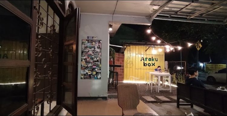 Kedai Araku hafil iman, 1. Pangestu Coffee, 2. Sixteen 16 Cafe, 3. Walet Koffie, 4. Kopi Senthet Resto &amp; Cafe, 5. Sky Garden, 6. Rumah Ice Cream, 7. Jack’s Cafe, 8. Brother Spot Bistro &amp; Cafe (Tutup), 9. Brew Coffee, 10. Kedai Java Pizza, 11. Basecamp Cafe, 12. T3a.co (teaco) Cafe Kaliwungu, 13. Kedai Kopi Medan (Tutup), 14. Kedai Araku, 15. AB&amp;Kopi Kendal, 16. Warung COD (Tutup), 17. Warung Eboze, 18. Teng -Tong, 19. Wkwk Food and Drink Kendal, 20. Cafe Woles (Tutup), 21. Warung Kita Kendal, 22. Historia Cafe and Gallery, 23. Pahlawan Cafe, 24. Saat Senja Coffee, 25. Rumma Coffee &amp; Space, 26. SatuKata Roastery and Eatery, 27. DWcafe, 28. Dejavu Warmindo Cafe, 29. Pinkymoo Home Cafe