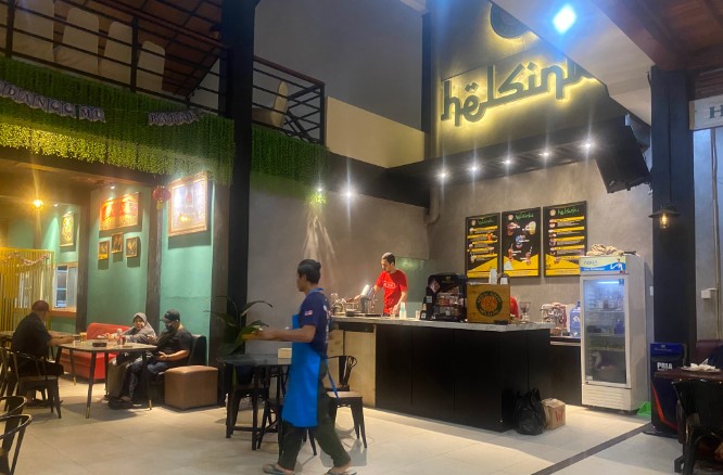 Kedai Koffi Helsinki Irfan Haris, 1. Ora Umum, 2. Bangi Cafe, 3. Kopi Gunung, 4. Coffeedent, 5. Cafe Susu PL, 6. Omah Duren, 7. Waroeng Abie Cilacap, 8. Yosh Milktea Gelato &amp; Artisan Space, 9. D’Corner Cafe Coffee &amp; Chocolate, 10. Over Clock Cafe, 11. Avior Cafe &amp; Karaoke, 12. Grek Chocolate, 13. Cozy Coffee &amp; Chocolate, 14. Warunk Upnormal Cilacap, 15. Kopibaen_, 16. It’s Milk Cafe n Resto (Tutup), 17. Kedai Koffi Helsinki, 18. The Vintage Cafe, 19. Traffic Light Koffie, 20. Think Thoenk Cafe (Tutup), 21. Ethnic Coffee, 22. Bossa Cafe, 23. Urbansnack, 24. Sruput Seduh Kopi, 25. Coffeenomous, 29. Choko Klik (Tutup), 30. Honai Cafe De Flore (Tutup)