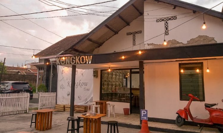 Kongkow Cafe, 1. Reinz Cafe &amp; Resto, 2. Opa Milk, 3. Hehe Coffee, 4. Demak Coffee, 5. Sultan Factory, 6. Angkringan Rooftop, 7. neo.Kafe’in Coffee Shop, 8. Kafe King88, 9. Angkringan Cindel Tikus, 10. Awan Biru Coffeeshop, 11. HN Cafe and Resto, 12. Warung Ndeso Sarwo Eco, 13. Griya Dahar Safira (Tutup), 14. Rumah Makan Rahayu, 15. Rumah Makan Cipto Roso, 16. Kantin Mas Boim, 17. Junio Cafe, 18. Aro Cafe (Tutup), 19. Togo Kitchen &amp; Caffe, 20. Omah Tiganam (Tutup), 21. Nggon Nongkrong’s Cafe (Tutup), 22. The Cups Demak, 23. Kopi Ruang Hati, 24. MIE LOKA, 25. Pados Coffee Roastery, 26. Lelaku, 27. Kongkow Cafe, 28. Ratika Catering Demak, 29. D Coffee C RASTA, 30. Raihan Coffee, 31. BELIKOPI. DEMAK, 32. ATOMIC DEMAK, 33. Nguyup Kopi Roastery