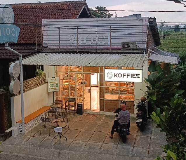 Koffiee Haryo Nurseto, 1. Sigandul View Coffee & Resto, 2. Lia Resto & Coffeeshop, 3. Kaki Bumi Coffee & Eatery, 4. Stylo Bar & Kitchen (Temanggung), 5. Cangkir House, 6. Wenska Kahve, 7. Kopi Lawoek, 8. Berjumpa Coffee & Eatery, 9. Rumah Kopi Mukidi Temanggung, 10. Angkringan Balakosa, 11. Kafe Kartini Temanggung, 12. Ice corner, 13. Ejji Coffee Corner, 14. Xie Xie Boba Temanggung, 15. Blacklisted Coffee Bar, 16. Deka Coffee, 17. Cozy Resto Temanggung, 18. Koffiee