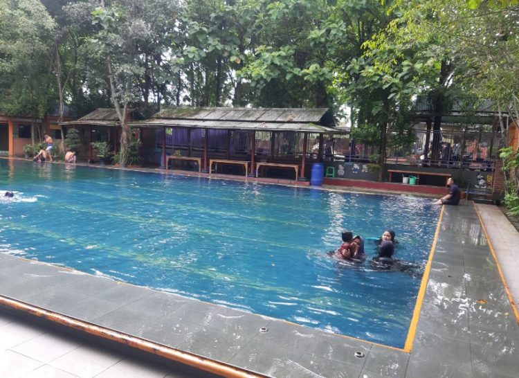 Kolam renang Hargo Dumilah Roudhotul Faizah
