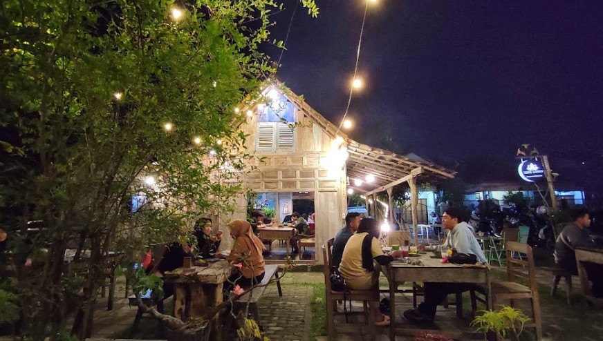 Kopi Oemah Tentrem Mencari Tentrem, 1. Babrak Space, 2. Legender eatery and view by cileguk, 3. Heika kopi Karanganyar, 4. Medjora Cafe Kemuning, 5. Rumah Teh Ndoro Donker, 6. The Mongkrang Resto & Villa, 7. Kedai Sha’Ring, 8. New Normal Cafe, 9. Bale Branti Kemuning Resto, 10. Teras Cafe, 11. Resto sawah, 12. Hick Gaul Pak Mul, 13. Dof Coffee Shop, 14. Angkringan pak Mul, 15. Kayangan Resto & Cafe, 16. Kedai kopi Nagoya, 17. Lawu Break Coffee & Nongki, 18. Rahma kedai kopi, 19. Kopi Janji Jiwa Jilid 635, 20. Warkop hits, 21. Kopi Oemah Tentrem, 22. Angkringan OERIP (Tutup), 23. Twenty Cafe, 24. Bingsuku, 25. Fremilt Tasikmadu, 26. Euphoria Karanganyar (Tutup), 27. Harjospace RESTO and COFFEE, 28. PendopoNgopi