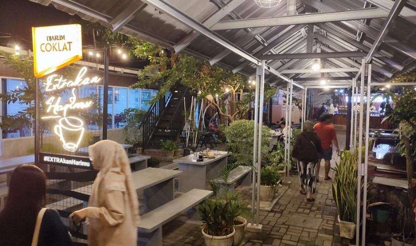 Kopi Gunung Fatah Hary Hastomo, 1. Ora Umum, 2. Bangi Cafe, 3. Kopi Gunung, 4. Coffeedent, 5. Cafe Susu PL, 6. Omah Duren, 7. Waroeng Abie Cilacap, 8. Yosh Milktea Gelato &amp; Artisan Space, 9. D’Corner Cafe Coffee &amp; Chocolate, 10. Over Clock Cafe, 11. Avior Cafe &amp; Karaoke, 12. Grek Chocolate, 13. Cozy Coffee &amp; Chocolate, 14. Warunk Upnormal Cilacap, 15. Kopibaen_, 16. It’s Milk Cafe n Resto (Tutup), 17. Kedai Koffi Helsinki, 18. The Vintage Cafe, 19. Traffic Light Koffie, 20. Think Thoenk Cafe (Tutup), 21. Ethnic Coffee, 22. Bossa Cafe, 23. Urbansnack, 24. Sruput Seduh Kopi, 25. Coffeenomous, 29. Choko Klik (Tutup), 30. Honai Cafe De Flore (Tutup)