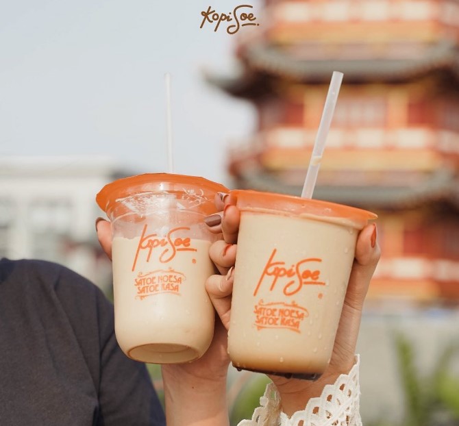 Kopi Soe Kudus, 1. Susu Moeria, 2. PDKT Resto &amp; Cafe, 3. Kopi Cilik, 4. Gravitasi Teras Muria, 5. Kedung Kopi, 6. Waroeng Cafe 27, 7. Gank Coffee &amp; Bistro, 8. Sidji Coffee Getas Pejaten, 9. Six Cents Cafe, 10. Omah Cafe Kudus, 11. Aljava Cafe, 12. Kopi Soe Kudus, 13. Kopi Lain Hati kudus, 14. Wipsy Coffee and Meet, 15. Warunk Upnormal, 16. Träffa Coffee &amp; Eatery, 17. TKP Cafe and Resto, 18. Greens Bakery &amp; Bistro, 19. Warunge Pakdhe, 20. Home Cafe &amp; Resto, 21. Waroeng “Kidoel Soechan”, 22. Seperdua Kopi Kudus, 23. The Cekli Town Est 2010, 24. Kopi Kretek – Jowo Met Londo, 25. Jenderal Coffee &amp; Tea, 26. Balena Resto &amp; Cafe, 27. Kazuki, 28. Rabbit Gelato, 29. Serua Coffee &amp; Creative Space, 30. SLEEK.CO Coffee Corner, 31. Human Coffee, 32. Kangen Ngopi, 33. Merpati Coffee, 34. Warung Kudusan, 35. No.8 Coffee After Kudus, 36. D’khatt Cafe &amp; Eatery, 37. Kampoeng Kopi, 38. Fresto Cafe, 39. Ritme Coffee and Lounge, 40. Holymoon Social Space, 41. City Walk Cafe, 42. Chocobean Kudus, 43. No 8 Coffee, 44. Warung Susucow (Tutup), 45. Cafe De Ija (Tutup), 46. Haru Cafe Kudus (Tutup)