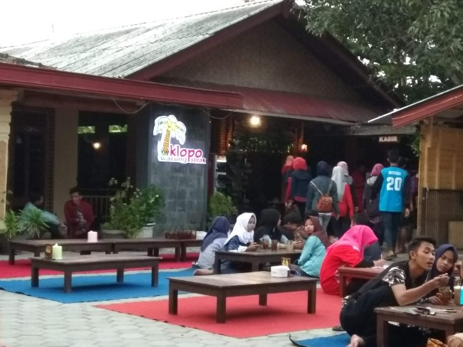 Klopo Warung Steak Edy Purwanto, 1. Double Decker Casual Dining, 2. Bulan Resto, 3. Srawung Omah Kopi, 4. Platino Cafe and Resto, 5. Kopi Nuri, 6. Minarets Classic Coffee, 7. Ayam Goreng Mulyani, 8. Kafedangan Mbah Mandor, 9. Klopo Warung Steak, 10. Heika Kopi Sukoharjo, 11. Anak Panah Kopi Plus Solo Baru, 12. Kopi Kupasan, 13. Kafe ndeso, 14. Garasi Food and Beverage, 15. Dialog Kopi, 16. Omah Tiwul Bunga Ayu, 17. Quinic Coffee Sukoharjo, 18. De sawah, 19. Susu Shi Jack, 20. Kami burger, 21. Ayo Ngopi Street Coffee