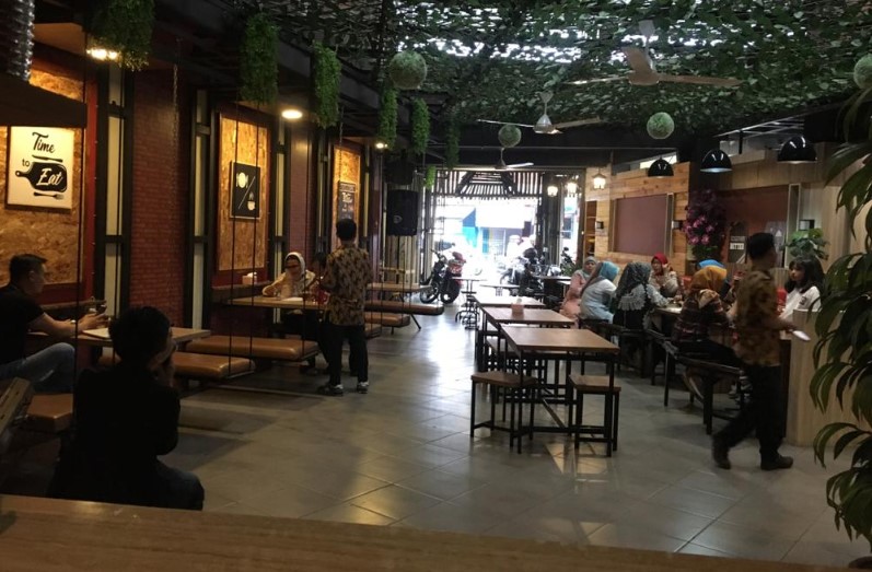 Kursi Gantung Caffee & Resto Agung Cahya, 1. Rumah Kopi Baretto, 2. Joglo Cafe, 3. Kafe Balarea Kopi, 4. Pull and Shot Coffee, 4. Kael.co, 5. Kabeuki, 6. Alchemist Coffee & Roastery, 7. Ancafe, 8. Route 66 Coffee and Kitchen (Tutup), 9. Delicato Cafe & Talk, 10. Sambara Resto and Coffee (Tutup), 11. Yasmin Cafe & Coffee, 12. Green Coffee and Carwash (Tutup), 13. The Gade Coffee & Gold Tasikmalaya, 14. Stitaco Cafe, 15. Coco Cafe Tasikmalaya, 16. Caspia Cafe, 17. Volkswagen Cafe, 18. BARCODE Sei | Coffee, 19. D’Sugar Coffee, 20. Riverland Cafe, 21. Berliner Brotfabrik, 22. TRaka Coffee, 23. Pasini Coffee, 24. Narassi Coffee, 25. Kawan Koffie, 26. Kursi Gantung Caffee & Resto, 27. La Casa – Coffee & Mocktail, 28. 48 Island, 29. Lano Coffee, 30. Pergola coffee corner, 31. Cangkang Kopi, 32. Notre Socielle, 33. OTJOEH COFFEE