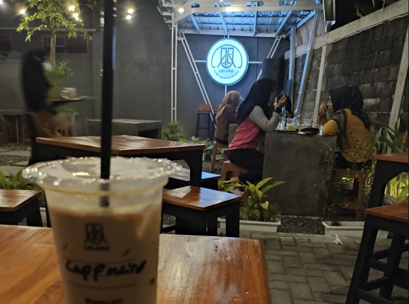 Lelaku azhar al, 1. Reinz Cafe &amp; Resto, 2. Opa Milk, 3. Hehe Coffee, 4. Demak Coffee, 5. Sultan Factory, 6. Angkringan Rooftop, 7. neo.Kafe’in Coffee Shop, 8. Kafe King88, 9. Angkringan Cindel Tikus, 10. Awan Biru Coffeeshop, 11. HN Cafe and Resto, 12. Warung Ndeso Sarwo Eco, 13. Griya Dahar Safira (Tutup), 14. Rumah Makan Rahayu, 15. Rumah Makan Cipto Roso, 16. Kantin Mas Boim, 17. Junio Cafe, 18. Aro Cafe (Tutup), 19. Togo Kitchen &amp; Caffe, 20. Omah Tiganam (Tutup), 21. Nggon Nongkrong’s Cafe (Tutup), 22. The Cups Demak, 23. Kopi Ruang Hati, 24. MIE LOKA, 25. Pados Coffee Roastery, 26. Lelaku, 27. Kongkow Cafe, 28. Ratika Catering Demak, 29. D Coffee C RASTA, 30. Raihan Coffee, 31. BELIKOPI. DEMAK, 32. ATOMIC DEMAK, 33. Nguyup Kopi Roastery